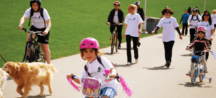 People bycicle