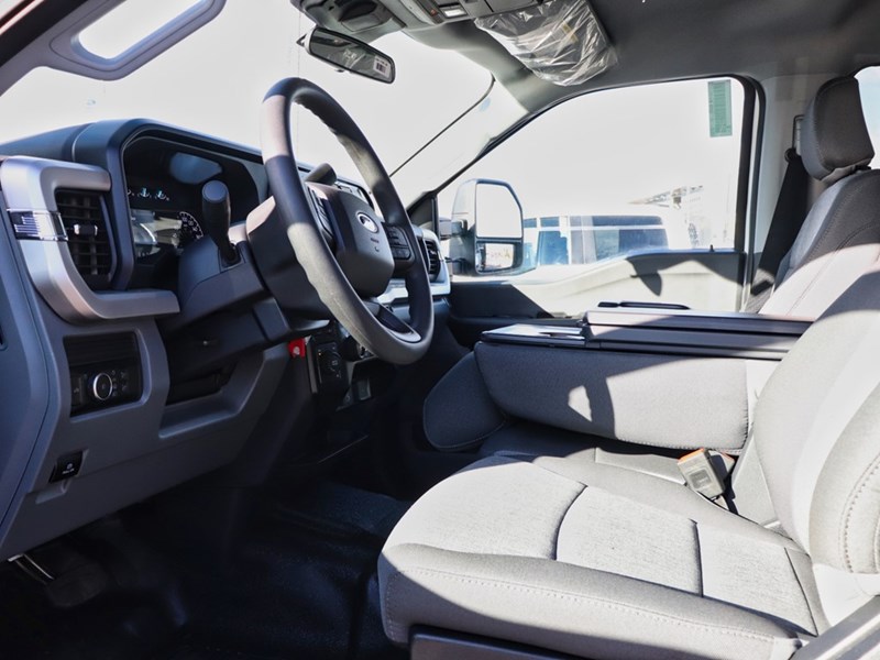 2024 FORD SUPER DUTY F-550 DRW XL 4WD Crew Cab 179