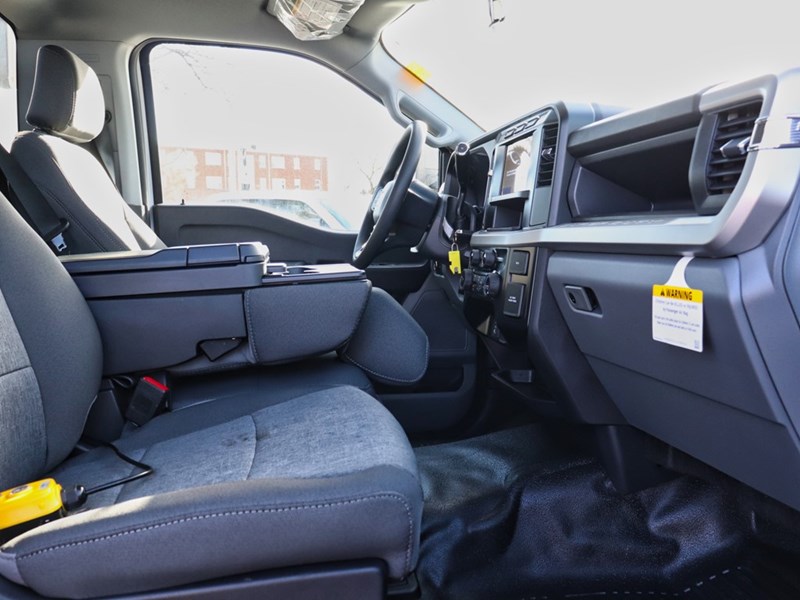 2024 FORD SUPER DUTY F-600 DRW XL 4WD Reg Cab 145