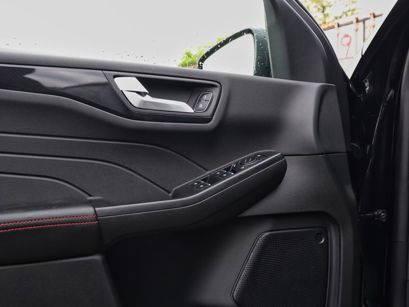 2025 Ford Escape ST-Line | AWD | 1.5L | ROOF | TECH | NAV | HTD STR