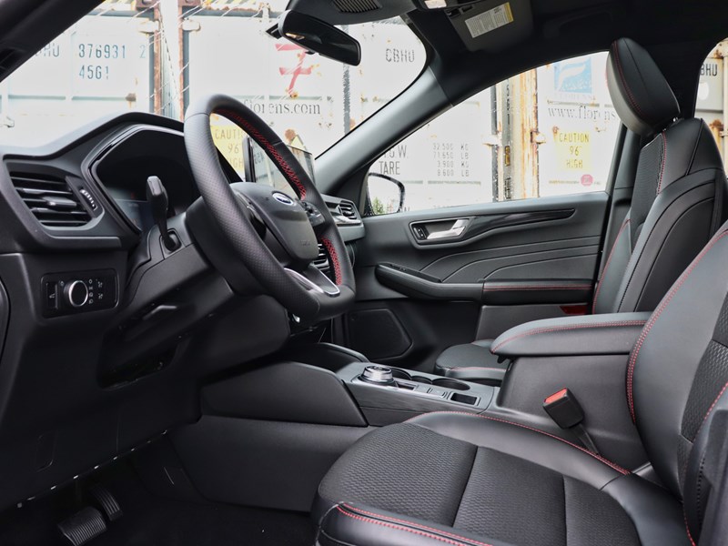 2025 Ford Escape ST-Line | AWD | 1.5L | ROOF | TECH | NAV | HTD STR