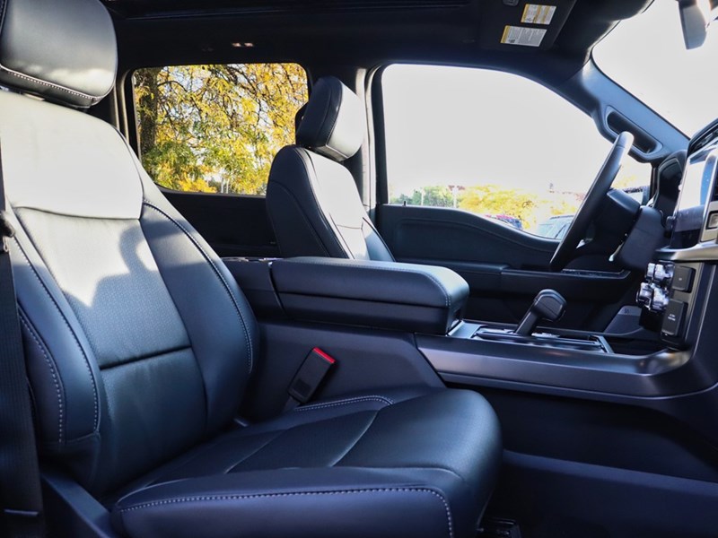 2025 FORD F-150 LARIAT | 4X4 | 3.5L | 501A | BLK PKG | ROOF | 20S