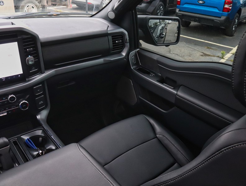 2025 Ford F-150 XLT | 4X4 | 2.7L | 303A |Blk Pk Pls |Roof | Bd Utl