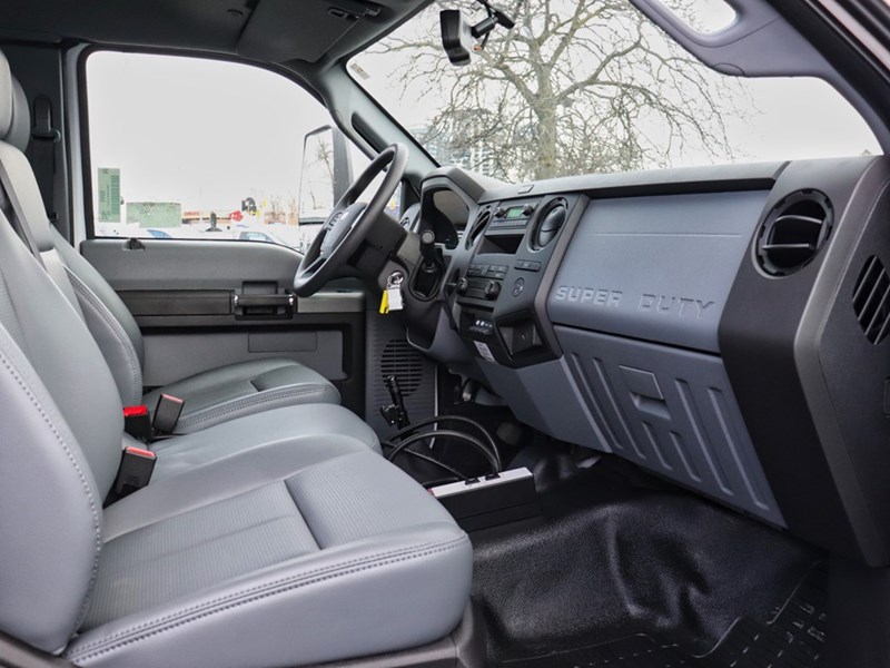 2025 FORD SUPER DUTY F-750 STRAIGHT FRAME SuperCab