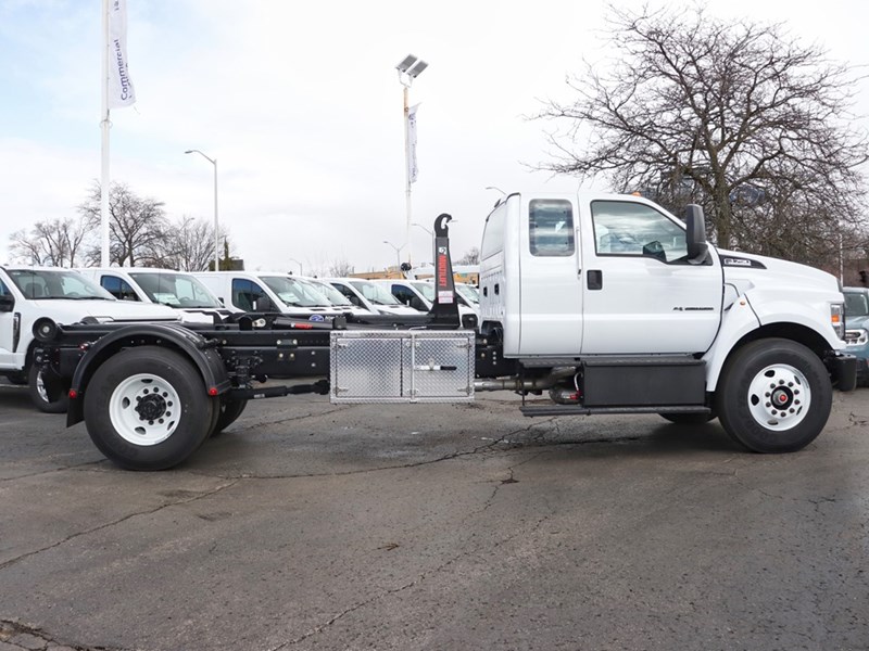 2025 FORD SUPER DUTY F-750 STRAIGHT FRAME SuperCab