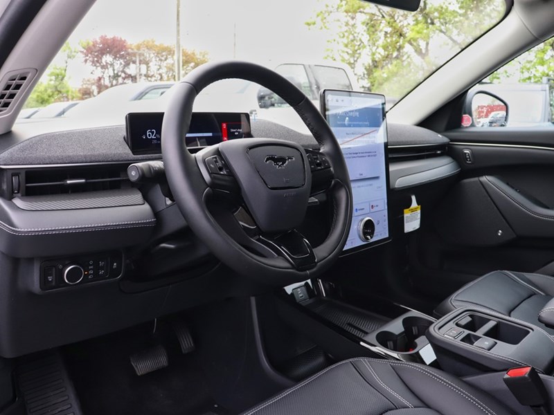 2025 Ford Mustang Mach-E Premium | AWD | EXT BAT | GLASS ROOF | MB PWR CORD