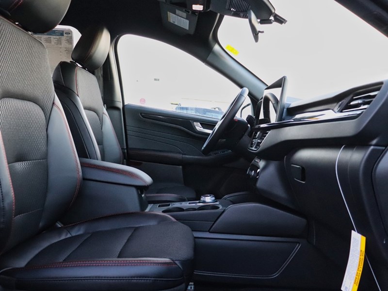 2026 Ford Escape ST-Line | AWD | 1.5L | TECH PKG 1 | NAV | HTD STR