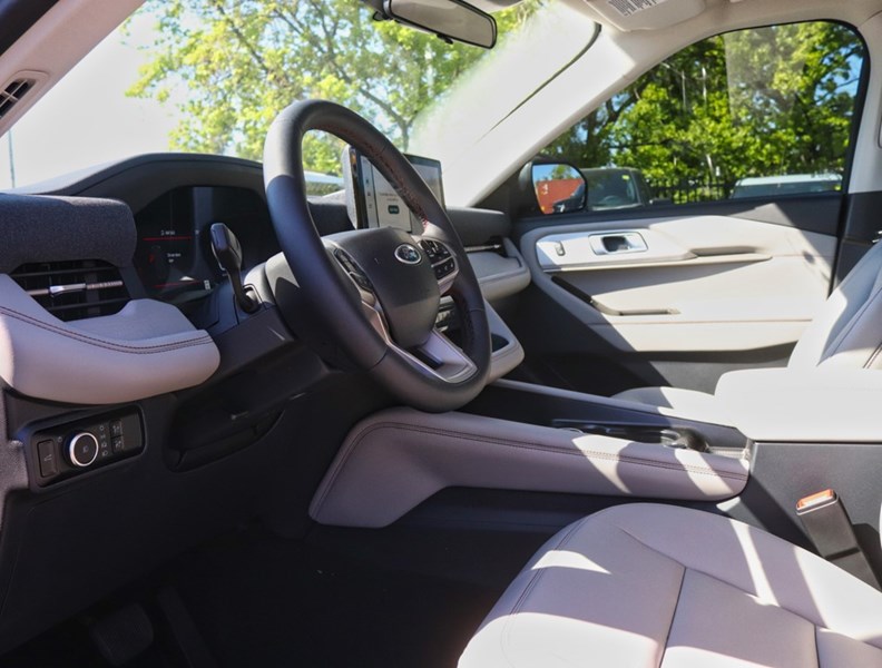 2026 Ford Explorer Active | 4WD | Comf Pkg | Roof | Crbn 20S