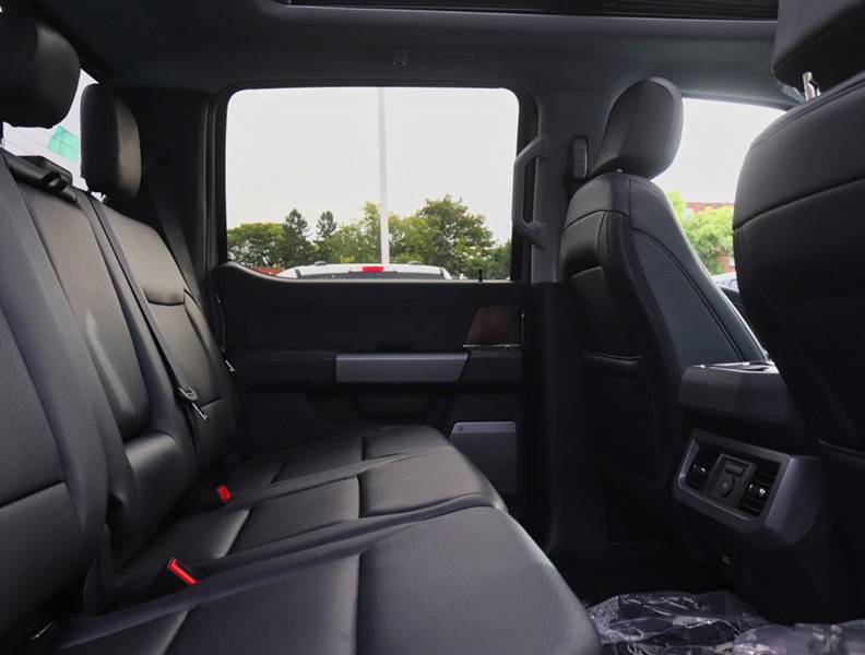 2027 Ford Super Duty F-250 Srw Lariat | 4X4 | 6.7L | Blk Pkg | Roof | Tlgt Step