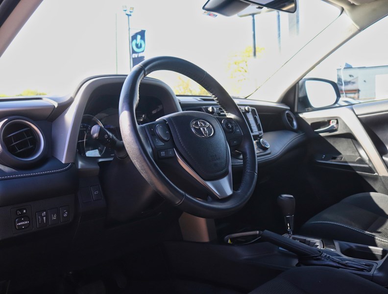 2018 Toyota Rav4 FWD Xle/ Super Low Km/Blind Spot