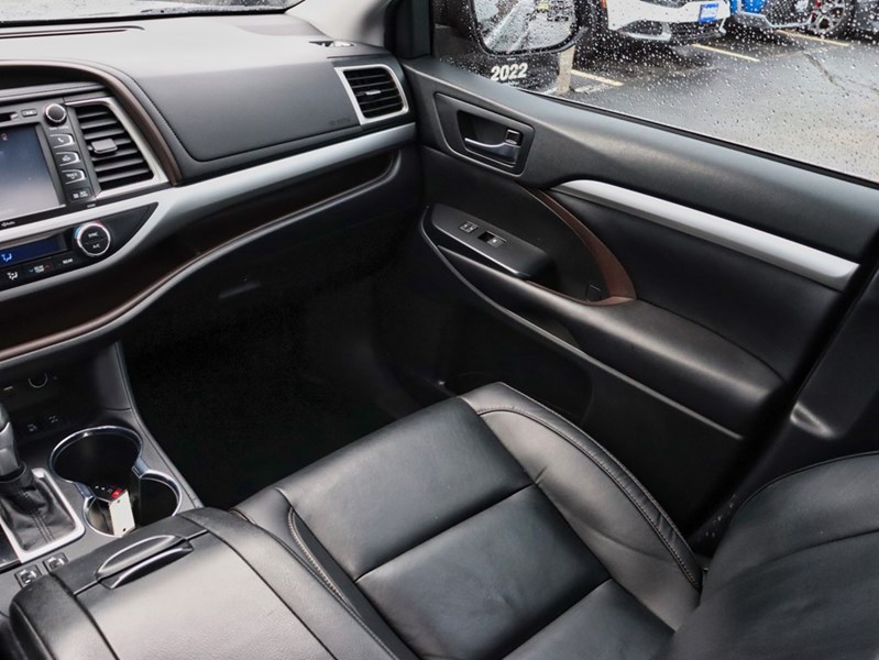 2019 Toyota Highlander AWD XLE | Sunroof | Leather | 8 Passenger