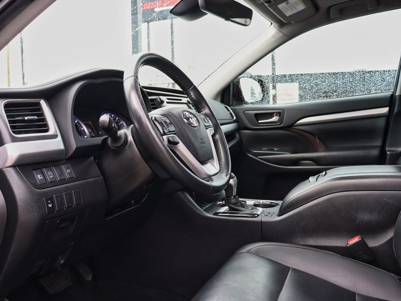 2019 Toyota Highlander AWD XLE | Sunroof | Leather | 8 Passenger