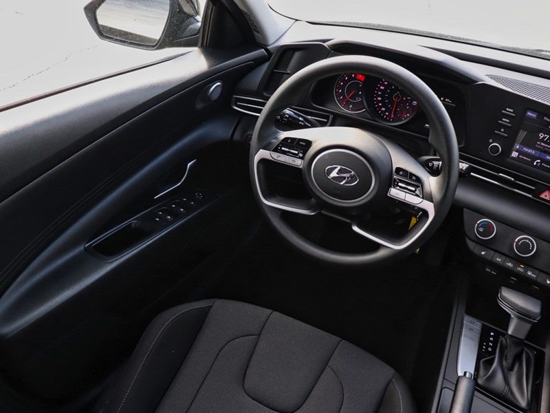 2023 Hyundai Elantra Essential | Apple Carplay | Heated Seats