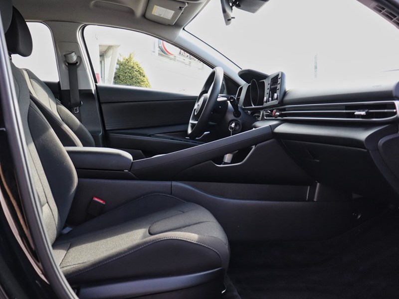2023 Hyundai Elantra Essential | Apple Carplay | Heated Seats