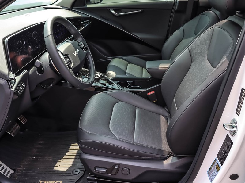 2024 Kia Niro EV Wave Demo, 1.49% Financing Available!