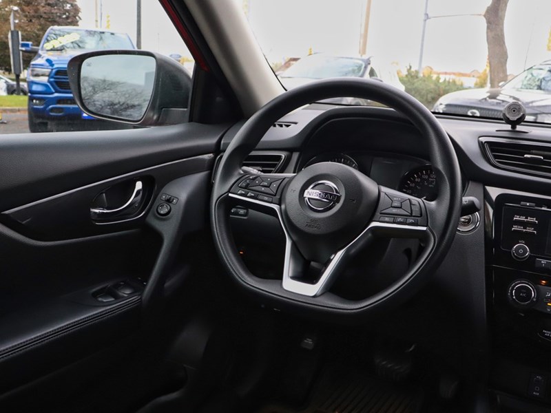 2017 NISSAN ROGUE SV