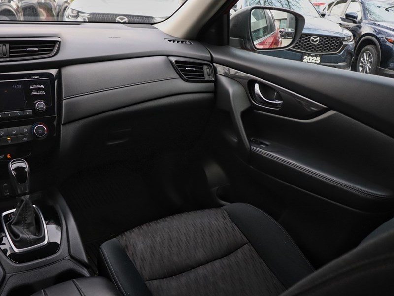 2017 NISSAN ROGUE SV