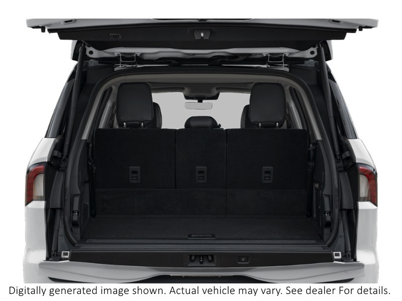 2027 Lincoln Navigator Reserve 4X4 Exterior Shot 4